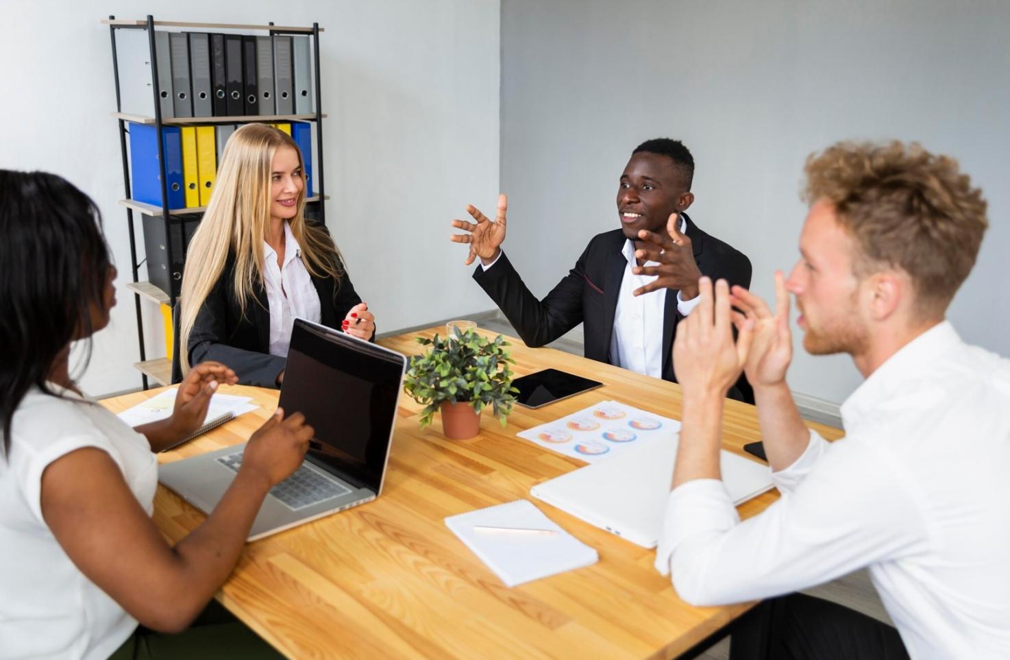 Documentos financieros y gráficos de análisis de negocio