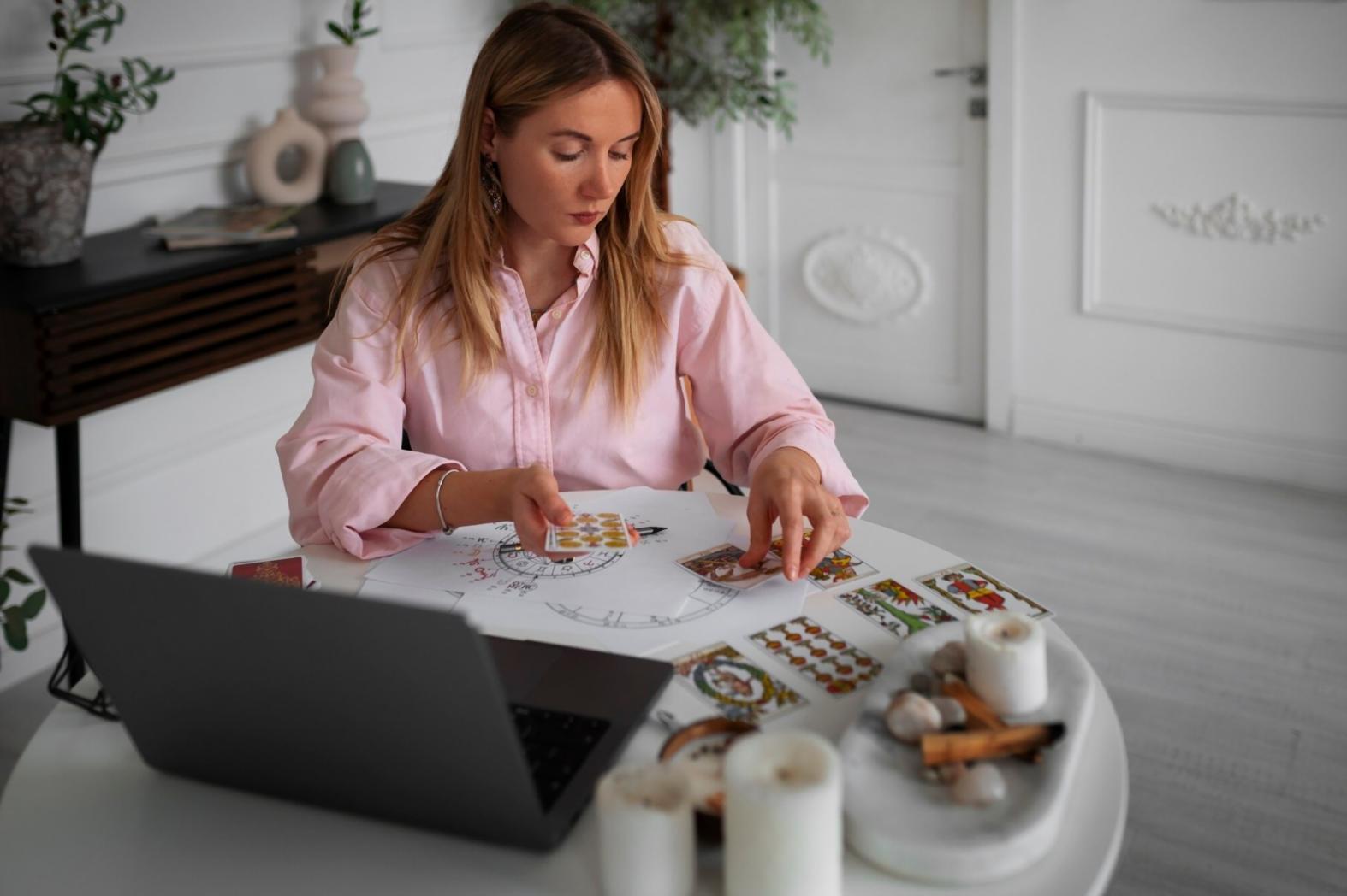 Emprendedor trabajando en planificación financiera en oficina moderna