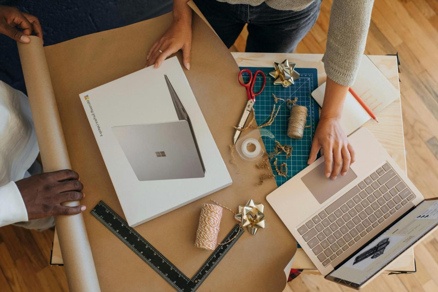 Participantes aplicando conocimientos financieros en sesión práctica