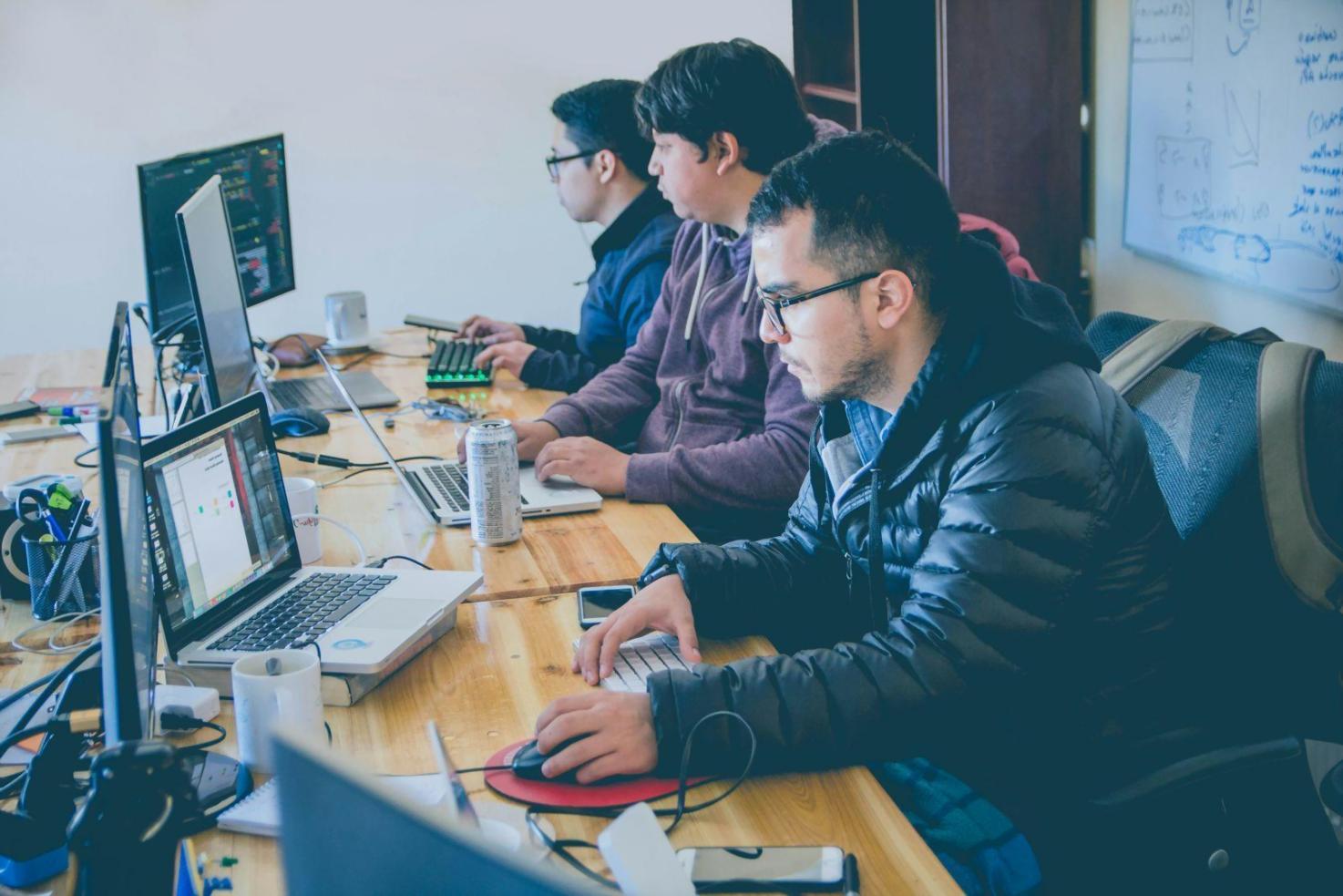 Emprendedores trabajando en estrategia financiera