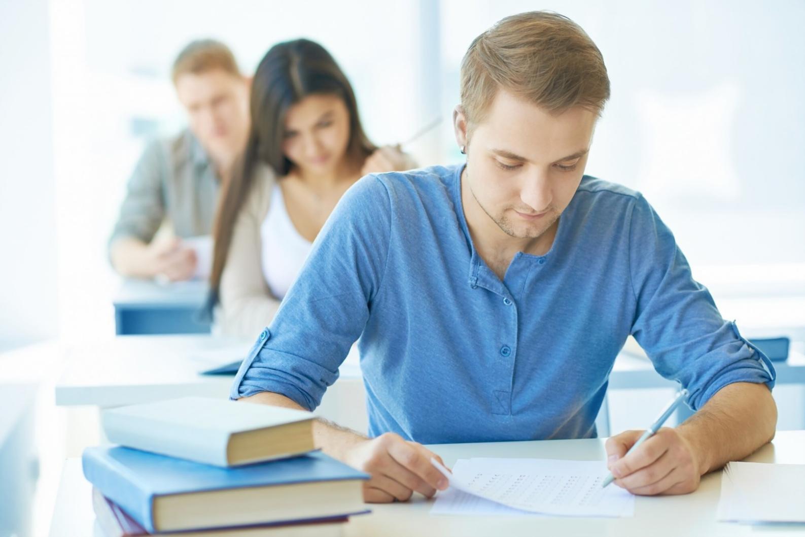 Reunión de equipo revisando objetivos financieros