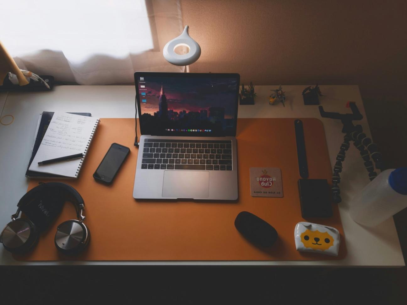 Emprendedor revisando análisis financiero en un espacio de trabajo moderno