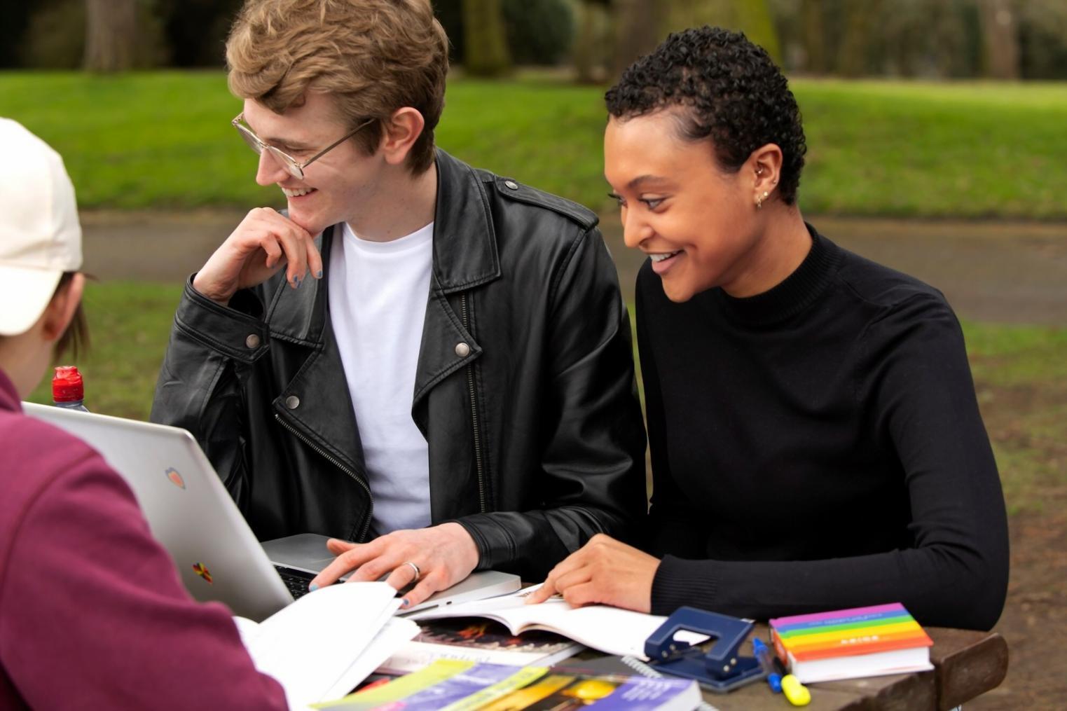 Reunión de equipo analizando estrategias financieras para emprendedores